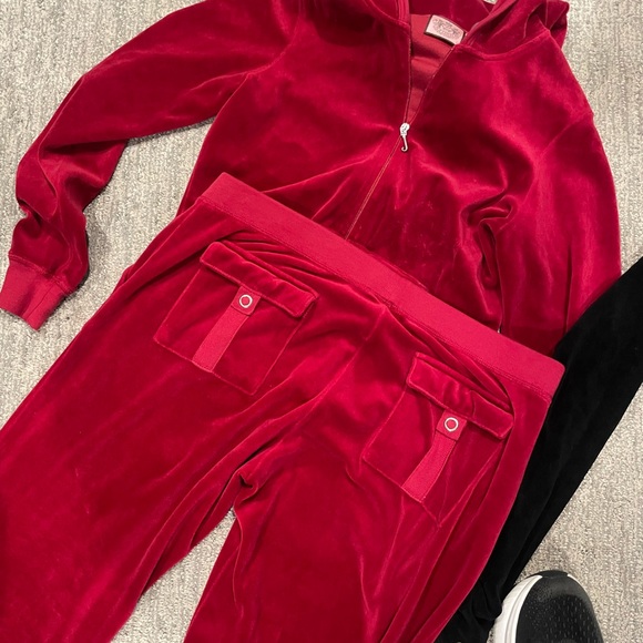 2 for 1   BOGO Juicy Couture Women's Red and Black Velour sweat suits - Picture 8 of 8